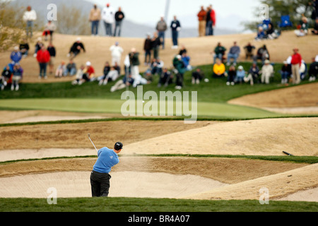 Un giocatore di golf colpisce al di fuori di un fairway bunker, La Jolla, California. Foto Stock