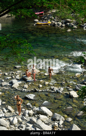 Accesso di balneazione al fiume Maggia, Valle Maggia, Canton Ticino, Svizzera, Europa Foto Stock