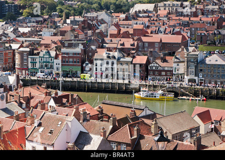 Angolo di alta vista su Whitby e il fiume Esk Foto Stock