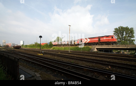 I binari ferroviari nell'area dei docks, Hafen Media (o Porto Media), Dusseldorf con un treno in movimento lungo Foto Stock