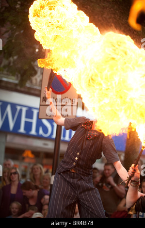 Fire sfiato a Shrewsbury International Street Festival di teatro, Shropshire, Regno Unito Foto Stock