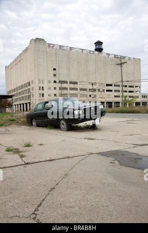 Auto abbandonate sul lato est di Detroit Michigan STATI UNITI Foto Stock