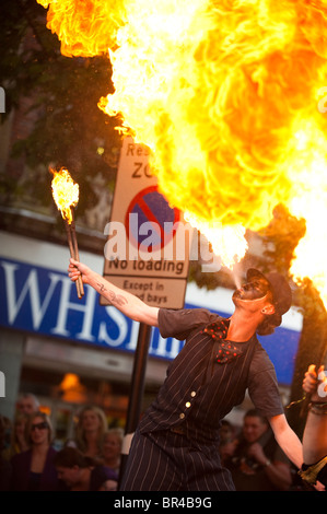 Fire sfiato a Shrewsbury International Street Festival di teatro, Shropshire, Regno Unito Foto Stock