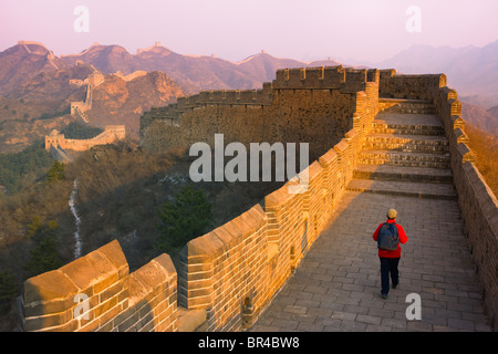 Escursionista sulla Grande Muraglia Jinshanling, Hebei, Cina Foto Stock