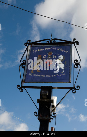 Royal Standard di Inghilterra pub segno contro un profondo cielo blu in quaranta Green Beaconsfield Bucks Buckinghamshire Foto Stock