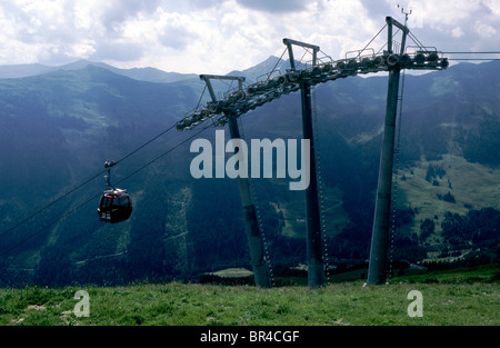 Funivia gondola che si avvicinano ad un palo di sostegno sul Saalbach Hinterglemm interconnessi antenna sistema di sollevamento durante l'estate. Foto Stock