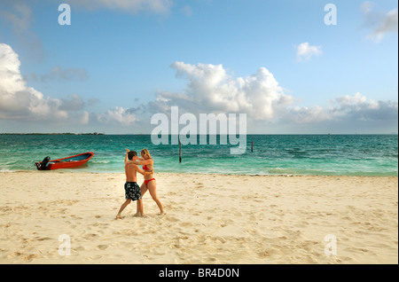 I turisti che danzano sul Isla Mujeres Messico. Foto Stock