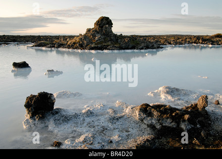 Pool di silice al di fuori della laguna blu. Foto Stock