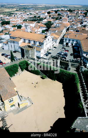 Il quartiere storico di Beja, nella regione di Alentejo, come si vede dalla parte superiore del segno distintivo della città castle keep (Torre de Managem). Foto Stock