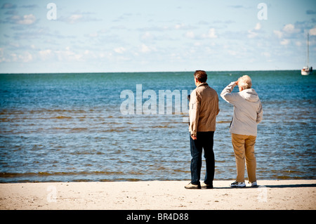 Coppia di anziani sul mare guardando il mare Foto Stock