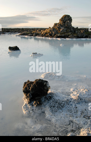 Pool di silice al di fuori della laguna blu. Foto Stock