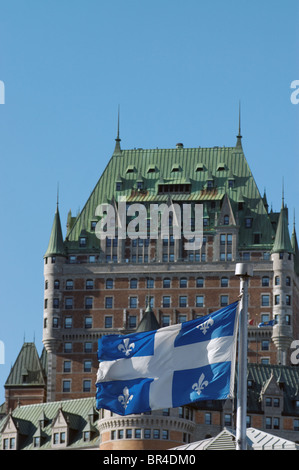 Il Quebec battenti bandiera di fronte al Chateau Frontenac Foto Stock