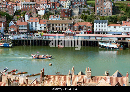 Angolo di alta vista su Whitby e il fiume Esk Foto Stock