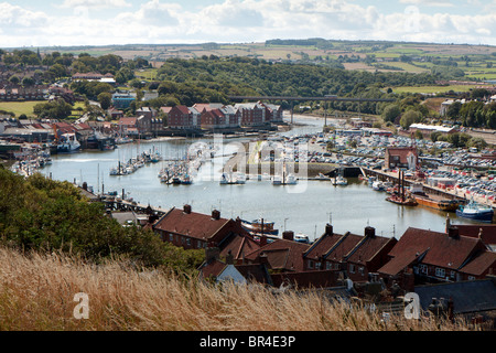 Angolo di alta vista su Whitby e il fiume Esk Foto Stock