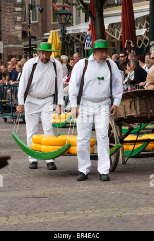 Tradizionale mercato del formaggio di Alkmaar, Olanda Foto Stock