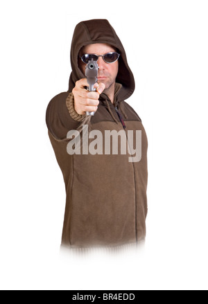 Uomo in una cappa con la pistola Foto Stock