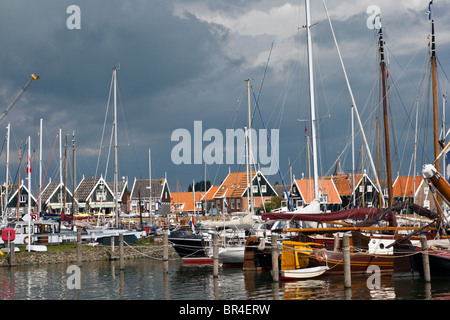 Piccola marina nella cittadina turistica di Marken, Olanda Foto Stock