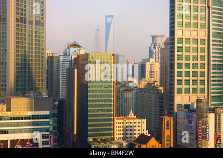 Skyline del centro, SWFC (Shanghai World Finance Centre) e Jinmao Building in distanza, Shanghai, Cina Foto Stock
