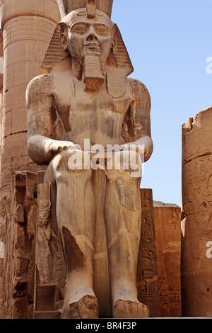 Egitto Tempio di Luxor seduto statua Ramessess II Foto Stock