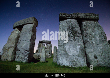 Stonehenge di notte, Salisbury Plain, Wiltshire, Regno Unito Foto Stock