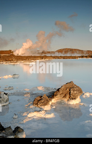 Pool di silice al di fuori della laguna blu. Foto Stock