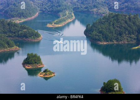 Vista aerea di isole nell area del Lago di Qiandao (migliaia di isola lago), Jiande, nella provincia di Zhejiang, Cina Foto Stock