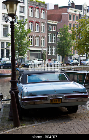 Vecchio classico Buick auto parcheggiata da canal a Amsterdam, Olanda Foto Stock