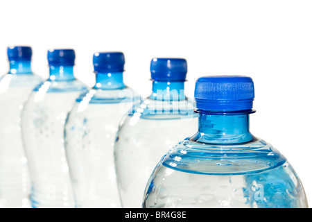 Una fila di bottiglie di acqua minerale isolato su bianco Foto Stock