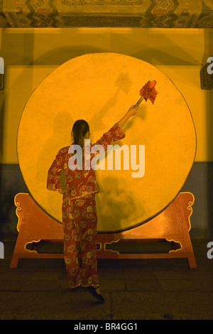 Vista notturna della ragazza battendo il tamburo della Torre del Tamburo, Xian, Provincia di Shaanxi, Cina Foto Stock