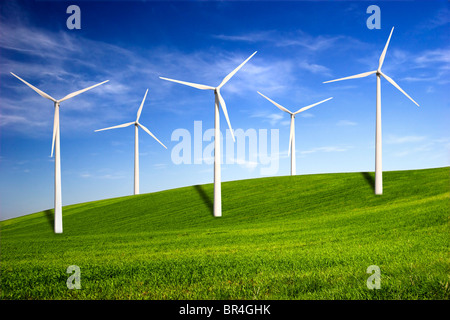 Bella e verde prato con turbine eoliche che generano elettricità Foto Stock