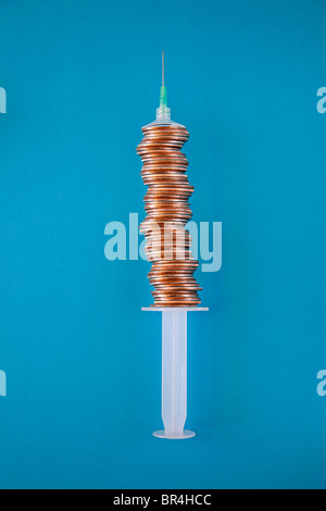 Monete impilate medici rendono il cilindro della siringa Foto Stock