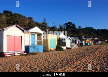 Ampia vista di coloratissimi BEACHOUSES Penisola di Mornington VICTORIA AUSTRALIA cielo blu sullo sfondo Foto Stock