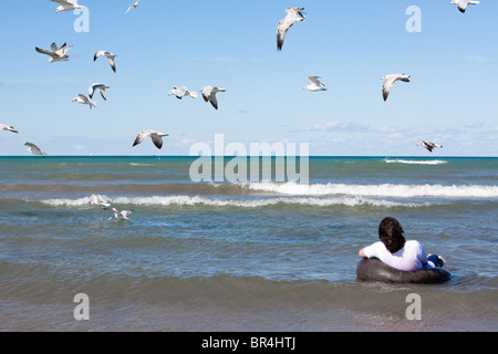Un adolescente alla deriva nell'oceano Foto Stock