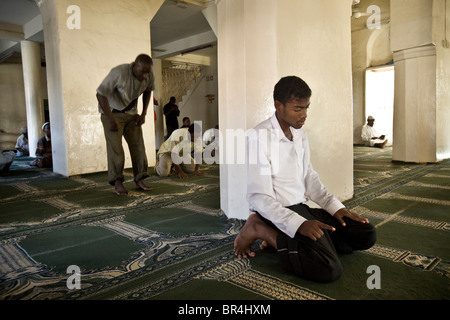 Interno della moschea - Stonetown, Zanzibar, Tanzania. Foto Stock