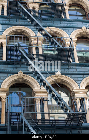 Incendio esterno esce scale ai blocchi di appartamenti a New York Foto Stock