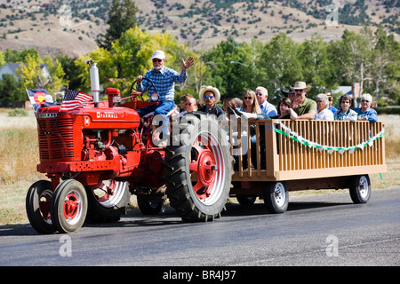 Corteo Nuziale, ranch equitazione famiglia sui trattori antichi dalla chiesa alla reception, Salida, Colorado, STATI UNITI D'AMERICA Foto Stock