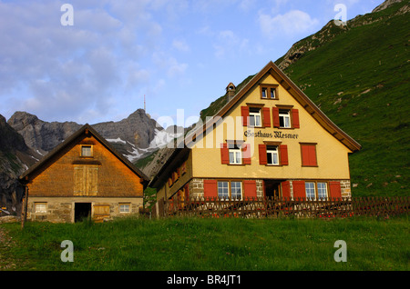 Mountain Inn Mesmer, Mt, Saentis dietro, Weissbad, Alpstein mountain range, cantone di Appenzello Interno, Svizzera Foto Stock