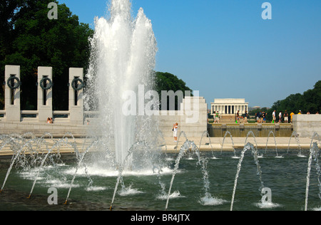 Fontana di arcobaleno nel Pacifico il Teatro Nazionale, il Memoriale della Seconda Guerra Mondiale, Washington D.C., USA Foto Stock