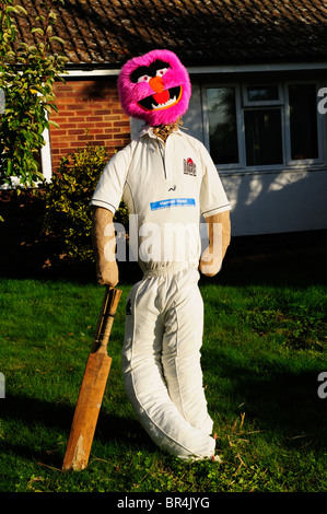 Cricketer Spaventapasseri al Haslingfield Spaventapasseri festival, Cambridgeshire, England, Regno Unito Foto Stock