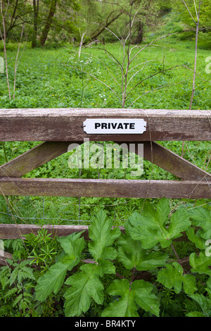 Avviso privato su un cancello nel villaggio Costwold di Kineton, Gloucestershire Foto Stock
