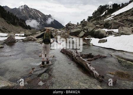 Sant Maurici Parco Nazionale di discesa dalla cima di Portarro d'Espot passare sulla traversa dei Pirenei nei Pirenei Spagna Foto Stock