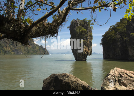 Isolotto di roccia Ko Tapu, Ao Phang Nga National Marine Park, Thailandia Foto Stock