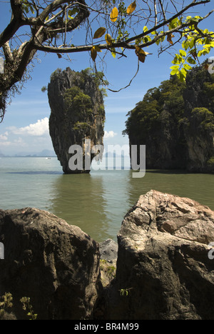 Isolotto di roccia Ko Tapu, Ao Phang Nga National Marine Park, Thailandia Foto Stock