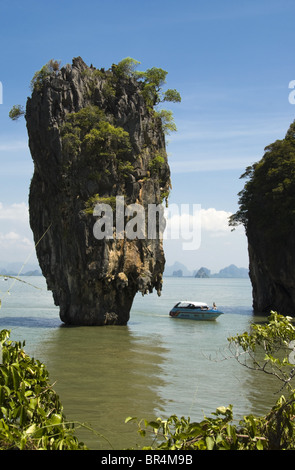 Isolotto di roccia Ko Tapu, Ao Phang Nga National Marine Park, Thailandia Foto Stock