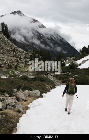 Sant Maurici Parco Nazionale di discesa dalla cima di Portarro d'Espot passare sulla traversa dei Pirenei nei Pirenei Spagna Foto Stock