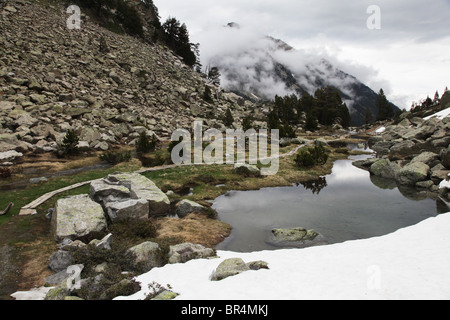 Sant Maurici Parco Nazionale di discesa dalla cima di Portarro d'Espot passare sulla traversa dei Pirenei nei Pirenei Spagna Foto Stock