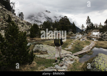 Sant Maurici Parco Nazionale di discesa dalla cima di Portarro d'Espot passare sulla traversa dei Pirenei nei Pirenei Spagna Foto Stock