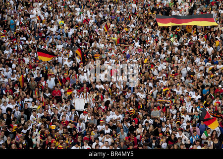 Gli appassionati di calcio durante la Coppa del Mondo FIFA 2010 sulla Fanmeile Berlino, Germania Foto Stock