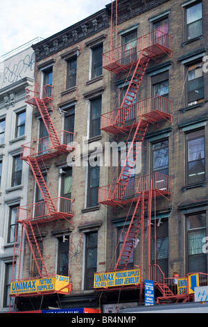 Incendio esterno esce scale ai blocchi di appartamenti a New York Foto Stock