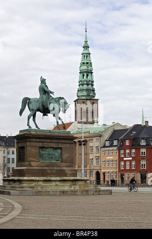 Nikolaus chiesa e la statua equestre del Christiansborg Slotsplads a Copenhagen, Danimarca Foto Stock